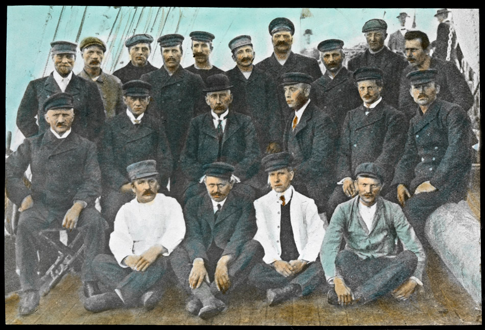 Crew of the Fram 1912, Amundsen centre with bowler hat