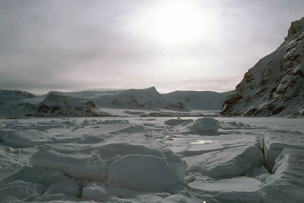 Water and ice around coasts influence local temperatures